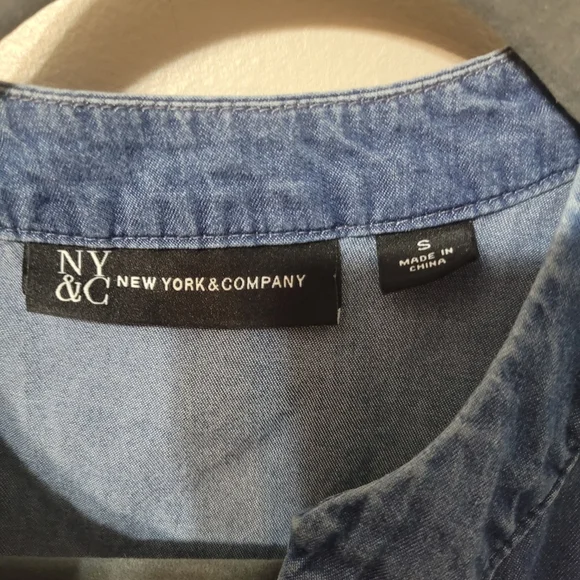 INC International Concepts Blue Sleeveless Denim Blouse - Picture 2 of 3